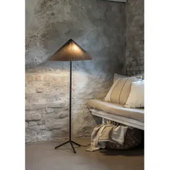 Plisado golvlampa